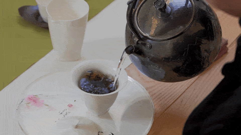 Add hot water to the Gaiwan