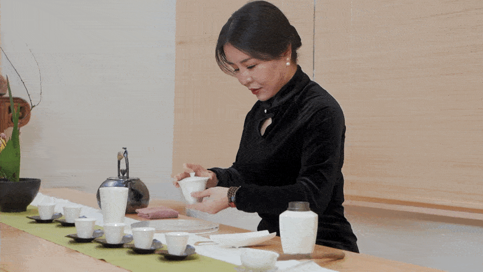 Shake the Gaiwan and appreciate the aroma