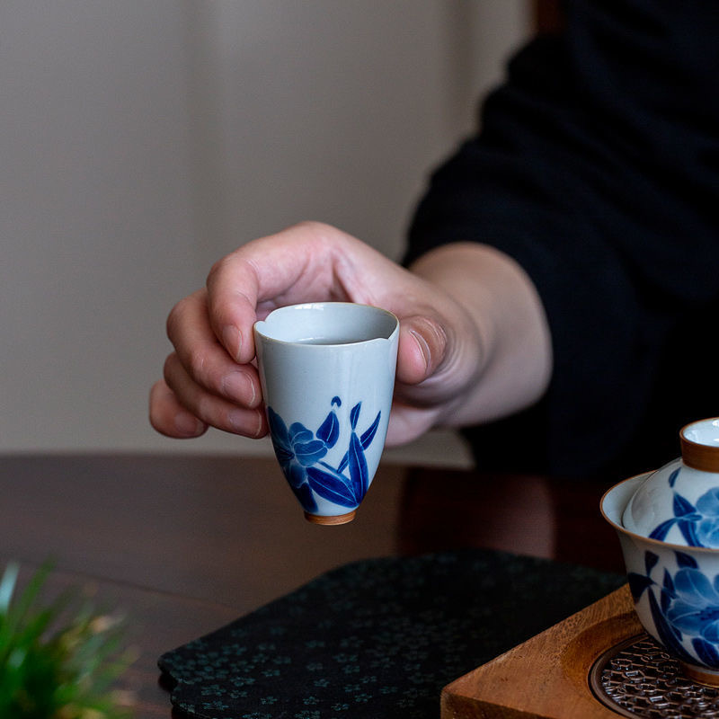 Lily tea cup