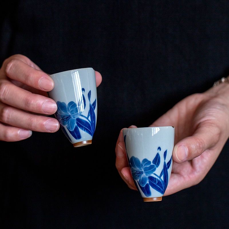 Lily tea cup