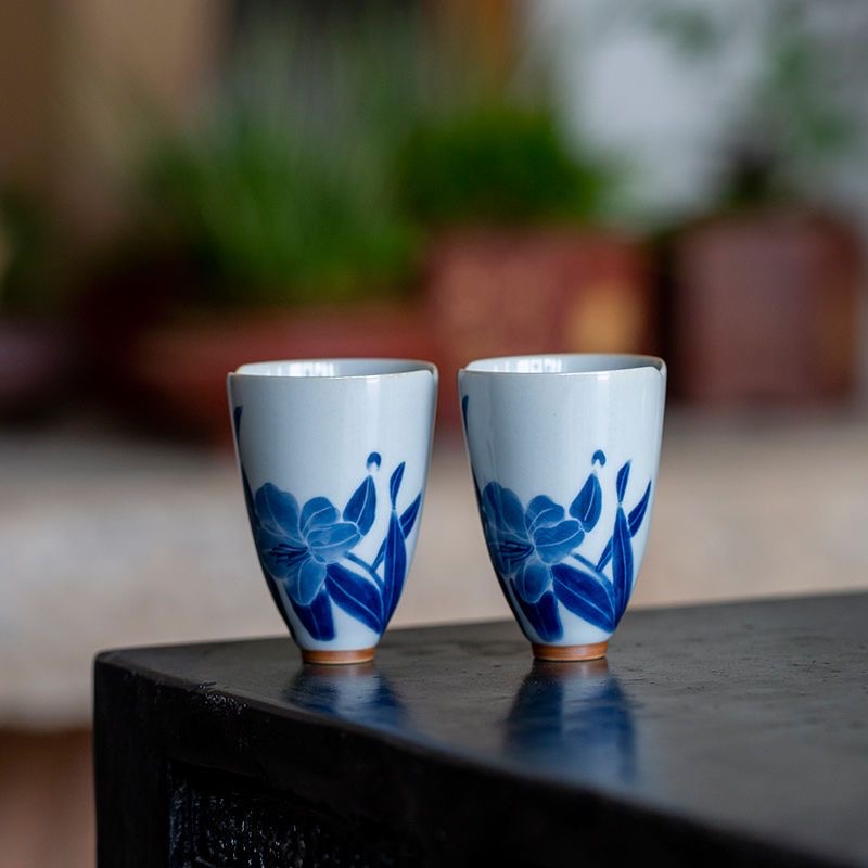 Lily tea cup