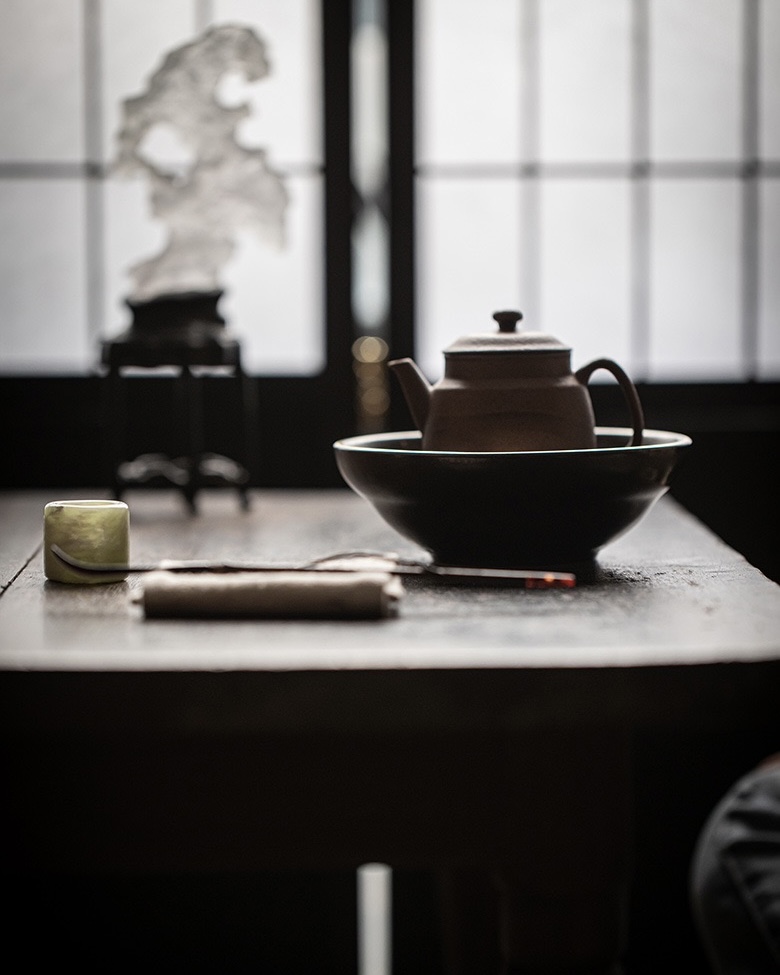 629-9 Vintage Ceramic Black Glaze Tea Boat With Copper Stand