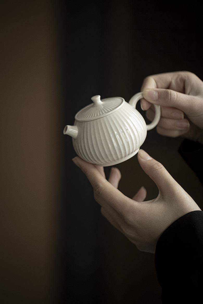 650-2 Grey Glaze Ceramic Pi Qiu 150ml Teapot