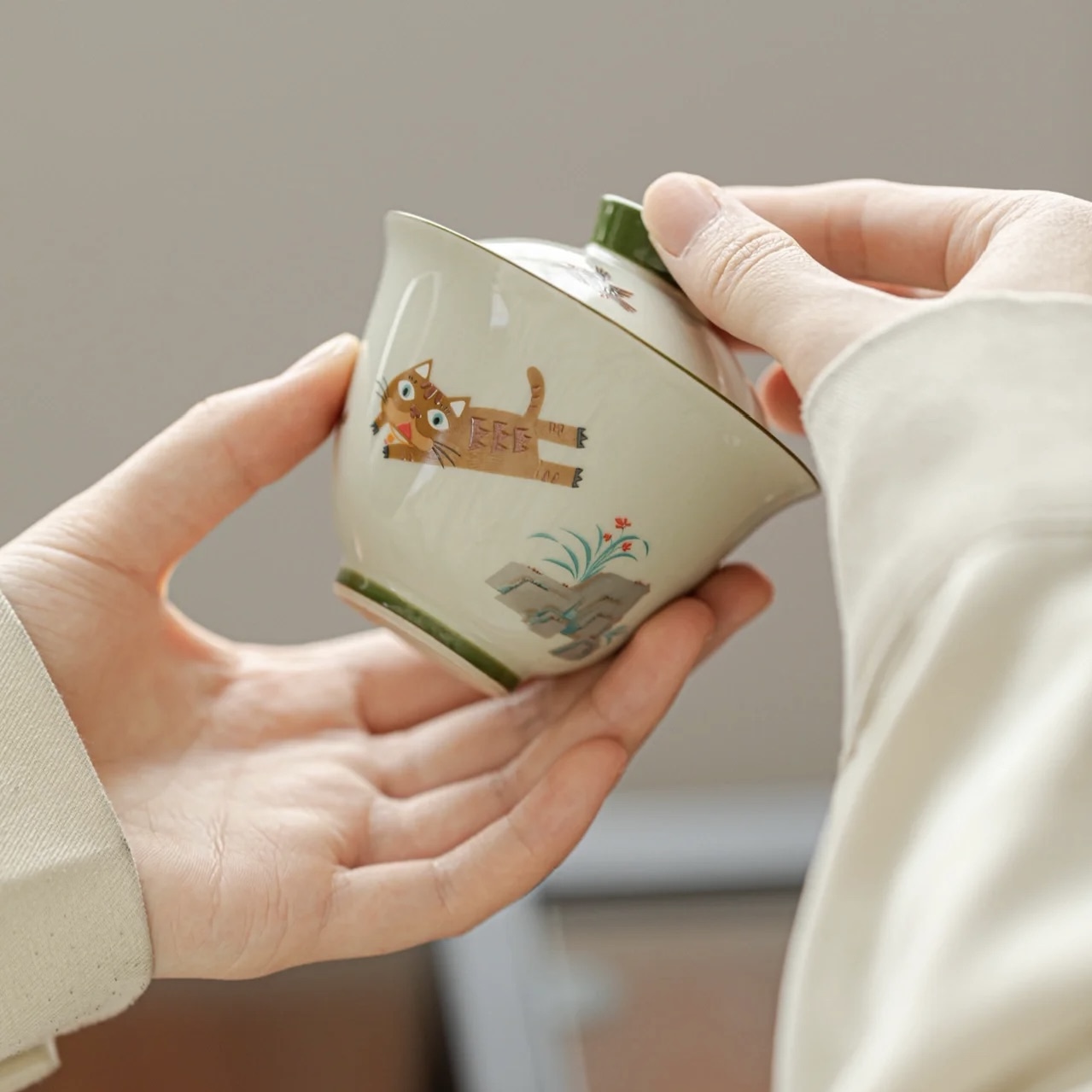 かわいい子猫が描かれたセラミック製蓋碗 150ml - China Tea Spirit