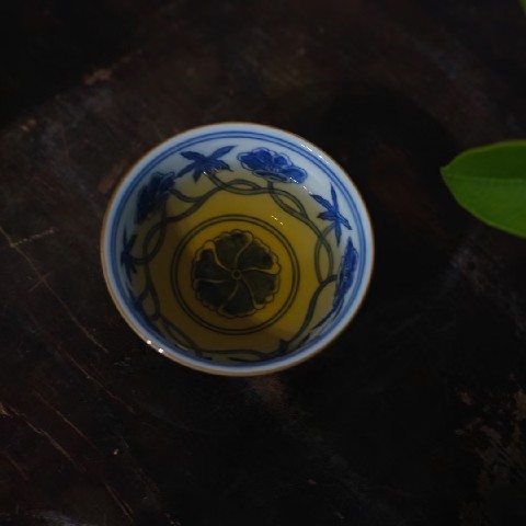 Fully Hand-Painted Qinghua Ceramics Twined Qiu Kui 80ml Host Tea Cup