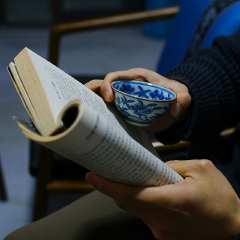 Fully Hand-Painted Qinghua Ceramics Twined Qiu Kui 80ml Host Tea Cup