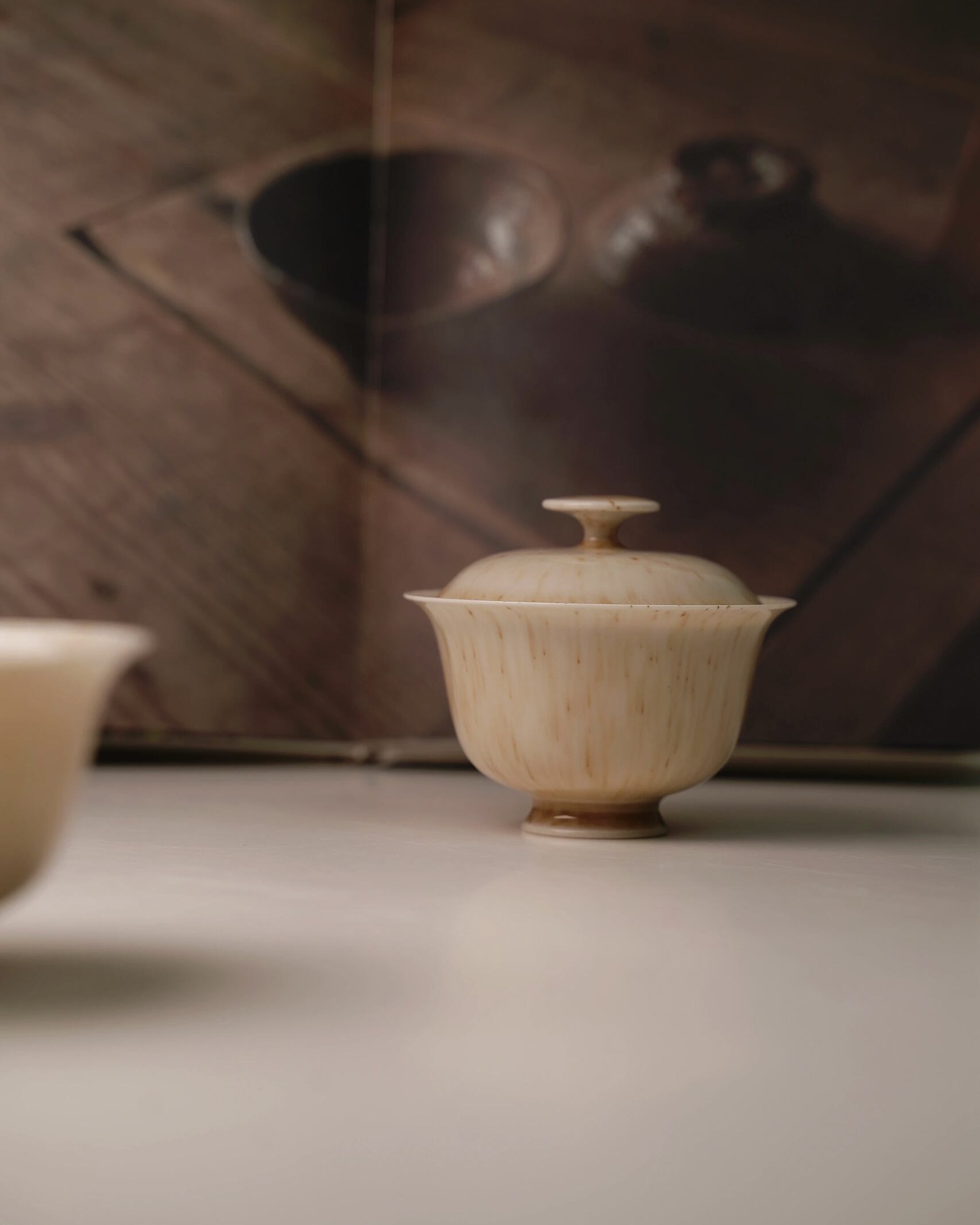手作りの陶器製「溶けるハチミツ」120ml 蓋碗 - China Tea Spirit
