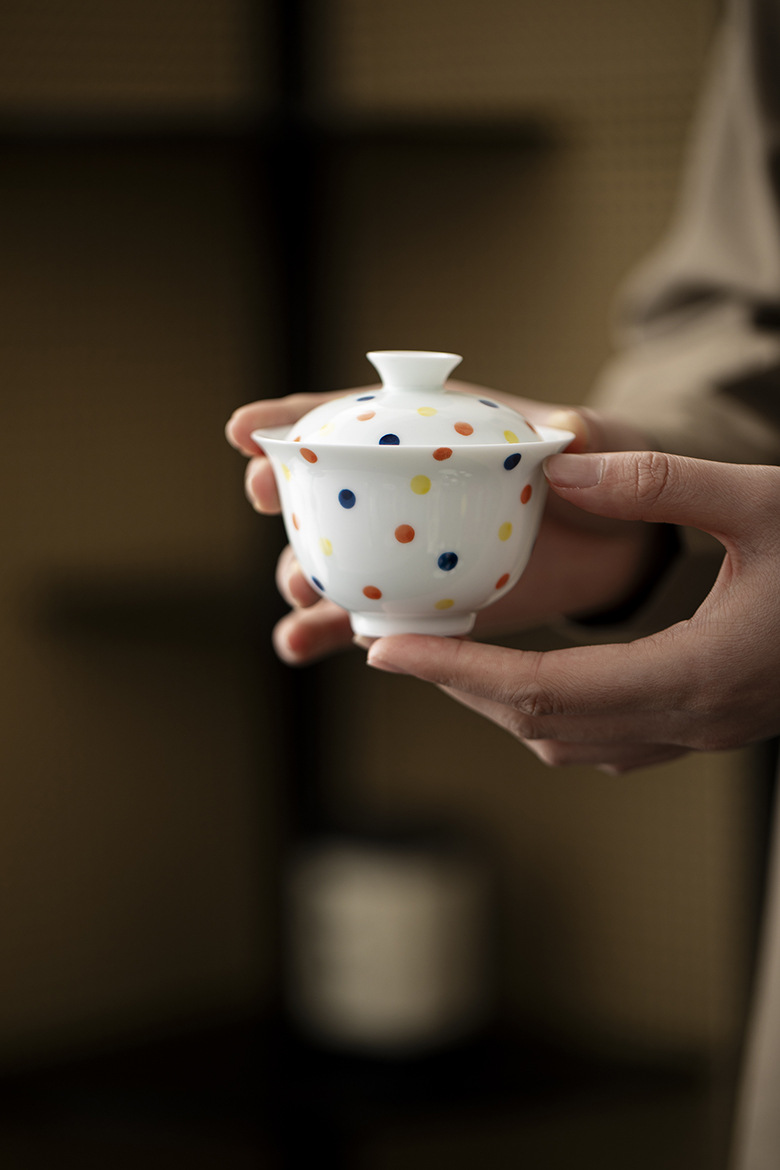 853 (1) Jade White Porcelain Polka Dot 120ml Gaiwan
