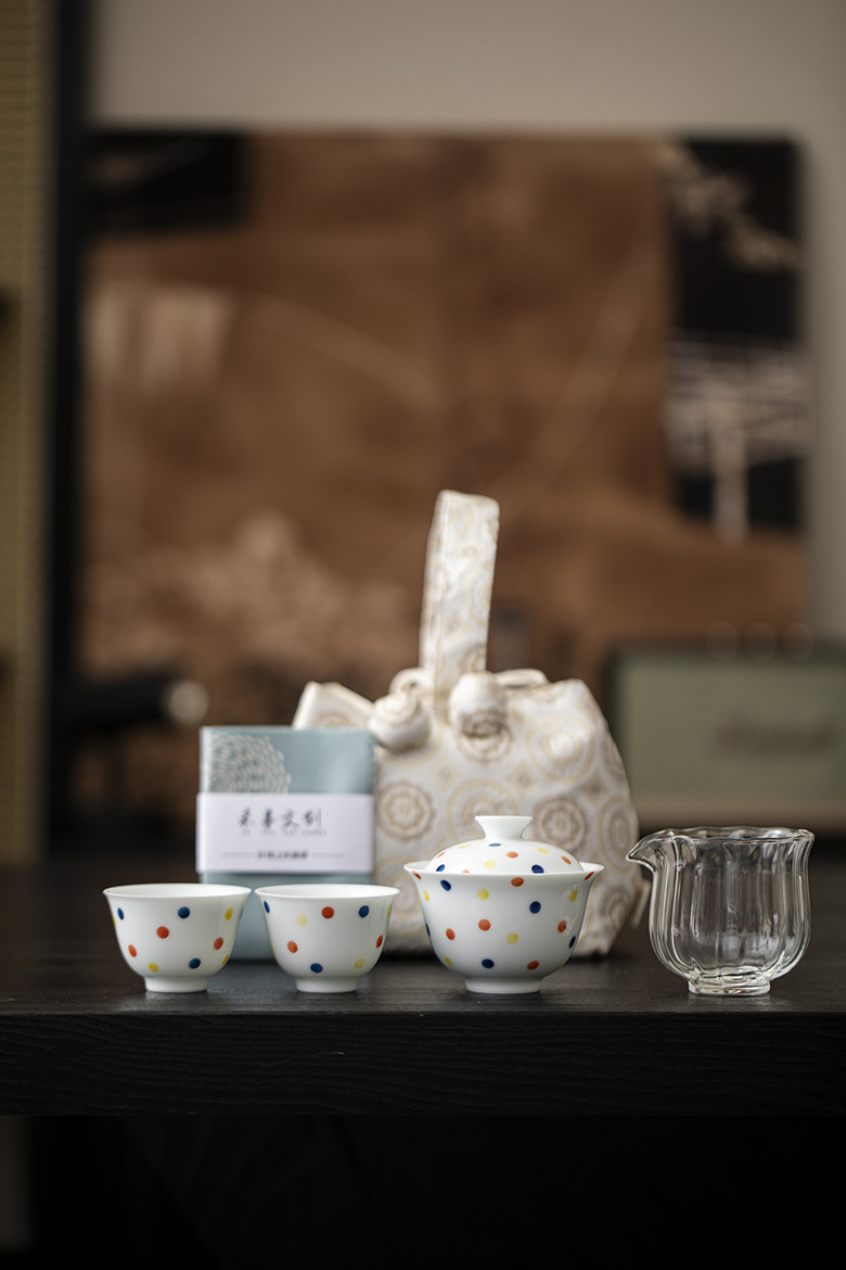 853 (15) Jade White Porcelain Polka Dot 120ml Gaiwan