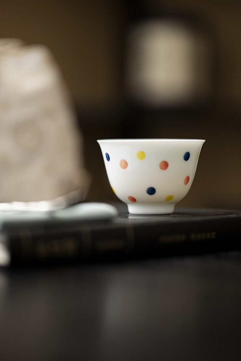 853 (16) Jade White Porcelain Polka Dot 120ml Gaiwan