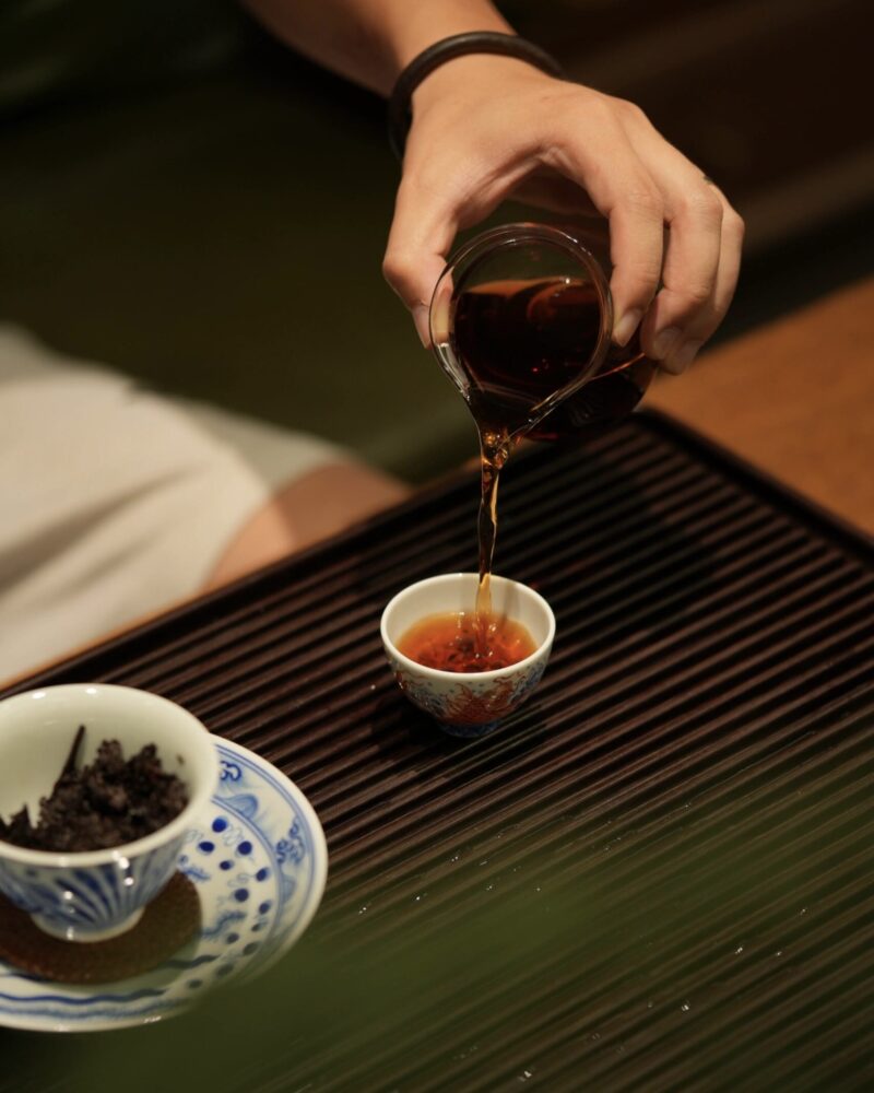 Hand-painted Qinghua Ceramic Carp Sailing 80ml Host Tea Cup