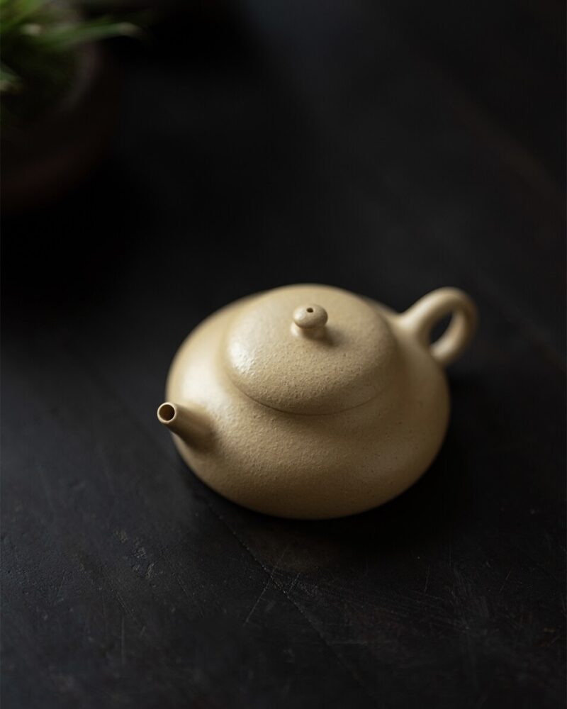 Li Pi Lvni Jing Le 140ml Yixing Teapot