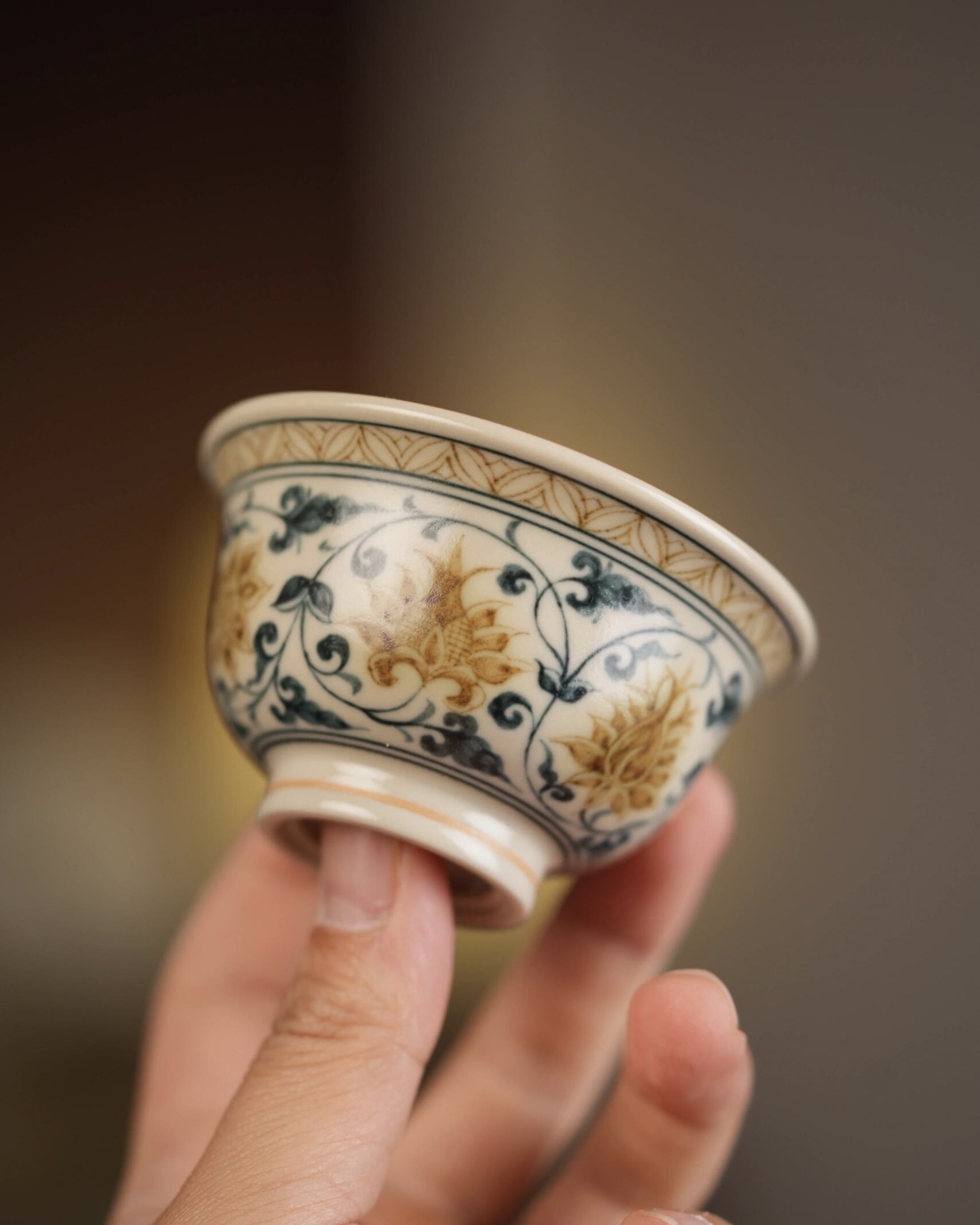 手描き・下絵付け・金彩・蓮の絡み合い模様 80ml ホスト用茶碗