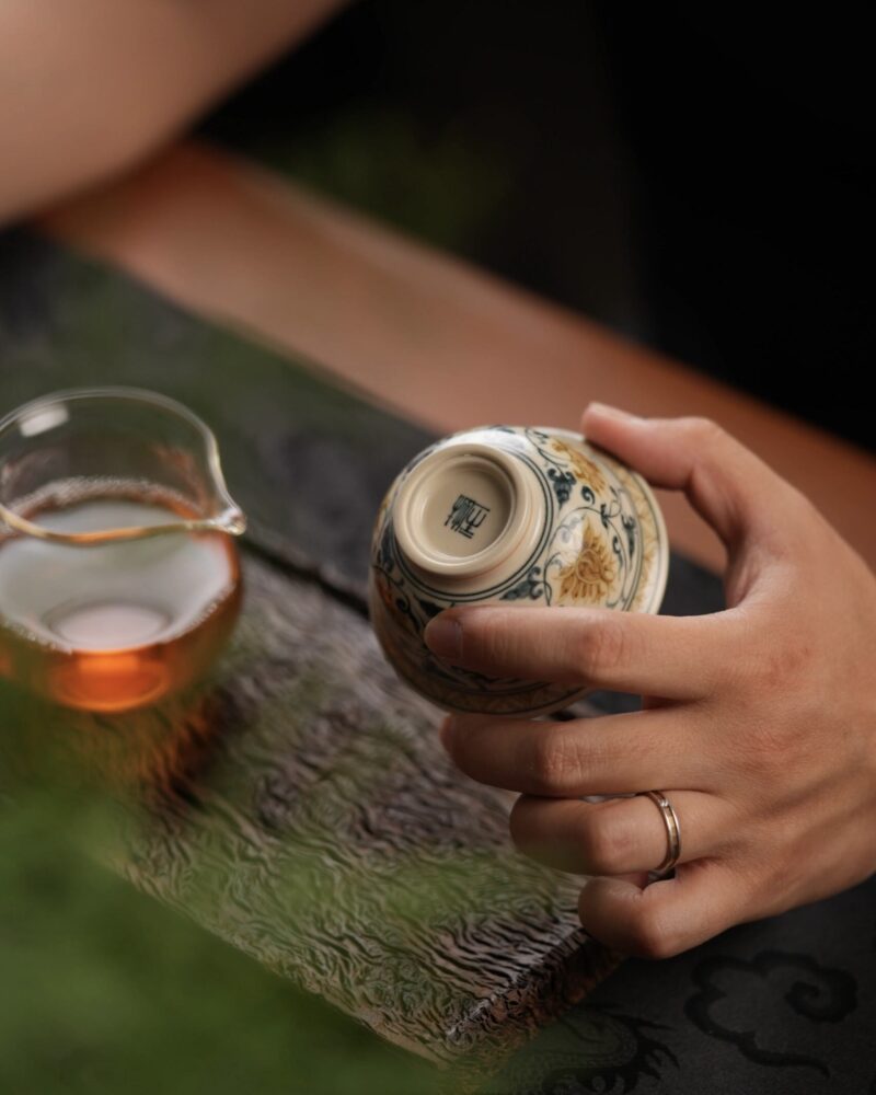 Hand-painted Underglaze Golden Ceramic Twined Lotus 80ml Host Tea Cup