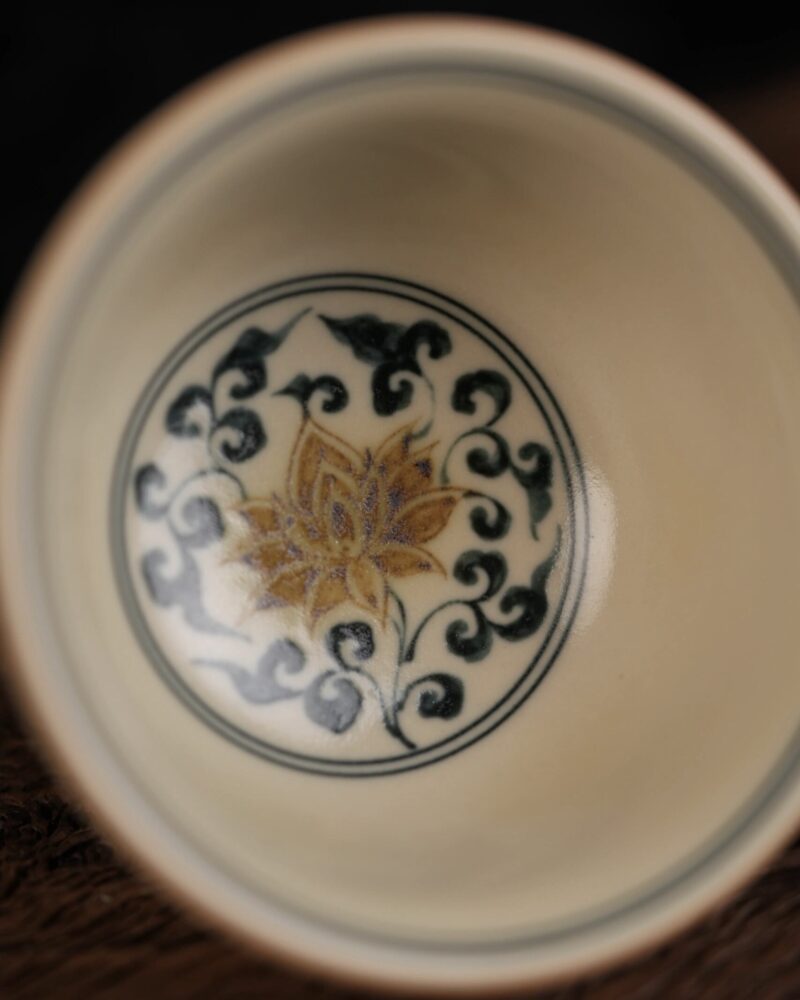 Hand-painted Underglaze Golden Ceramic Twined Lotus 80ml Host Tea Cup