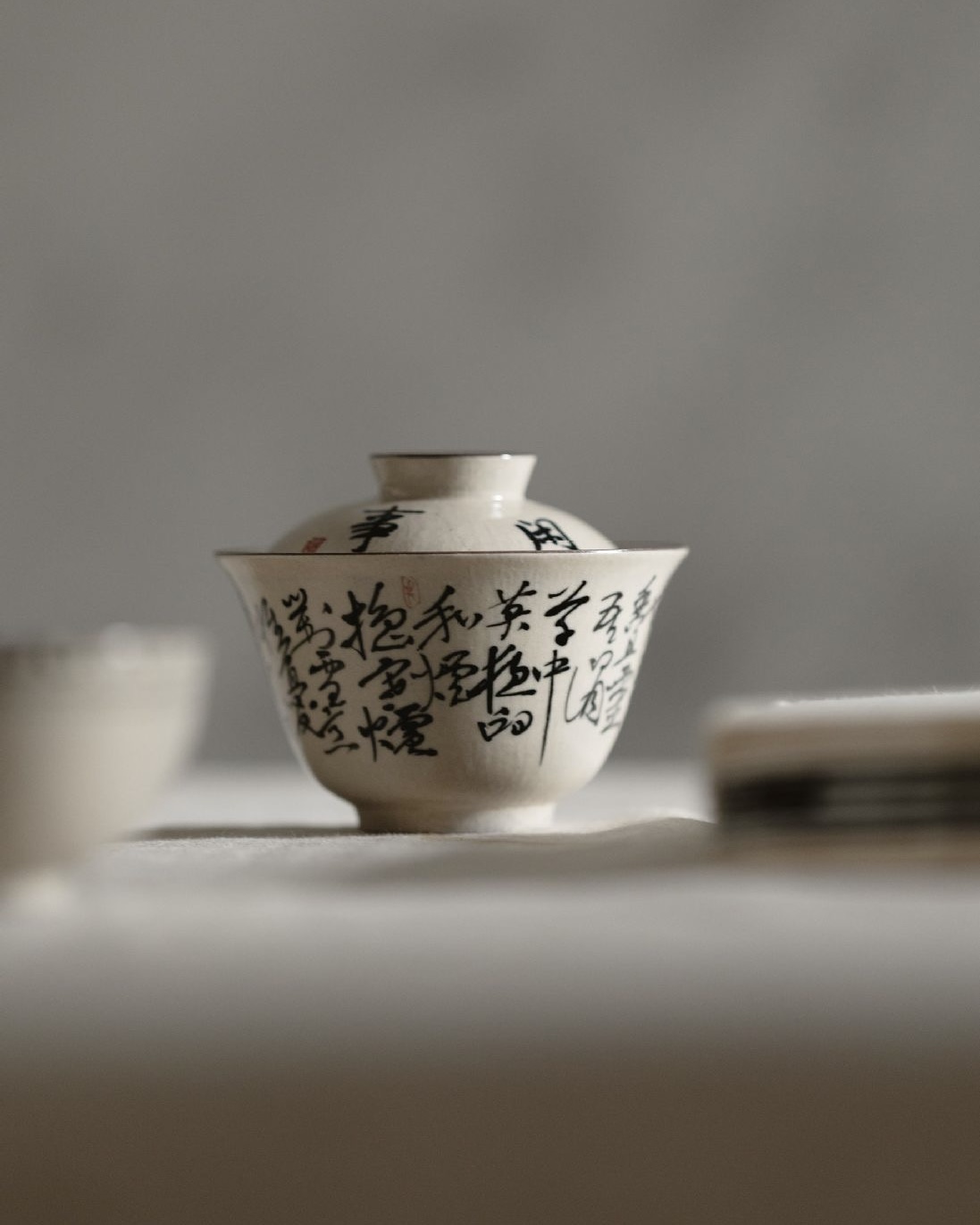 手描きパウダー釉の陶器製書道用「詩経」120ml蓋碗 - China Tea Spirit