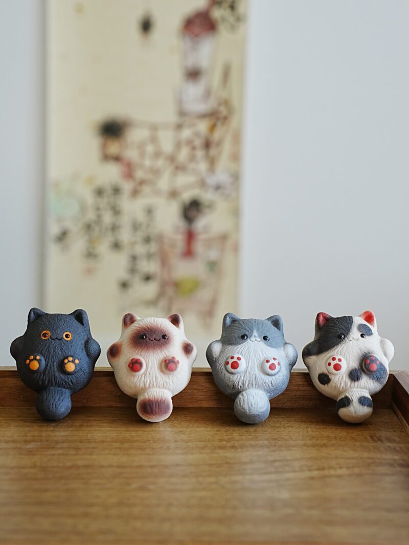 941 (8) Japanese Style Zisha Yixing Clay Kitten teapet