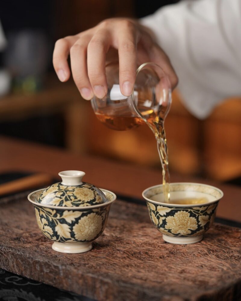 Hand-painted Qinghua Underglaze Golden Ceramic Twined Lotus 130ml Gaiwan3 Hand-painted Qinghua Underglaze Golden Ceramic Twined Lotus 130ml Gaiwan Set