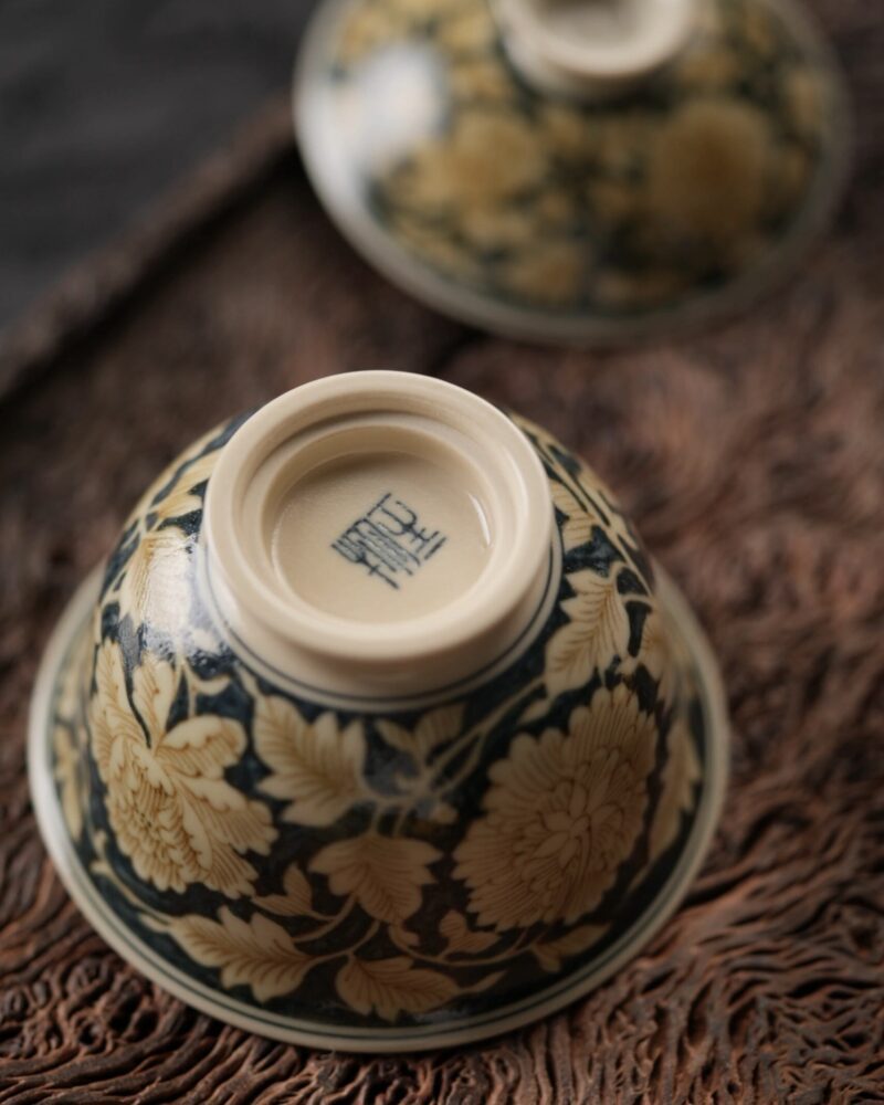 Hand-painted Qinghua Underglaze Golden Ceramic Twined Lotus 130ml Gaiwan6 Hand-painted Qinghua Underglaze Golden Ceramic Twined Lotus 130ml Gaiwan Set