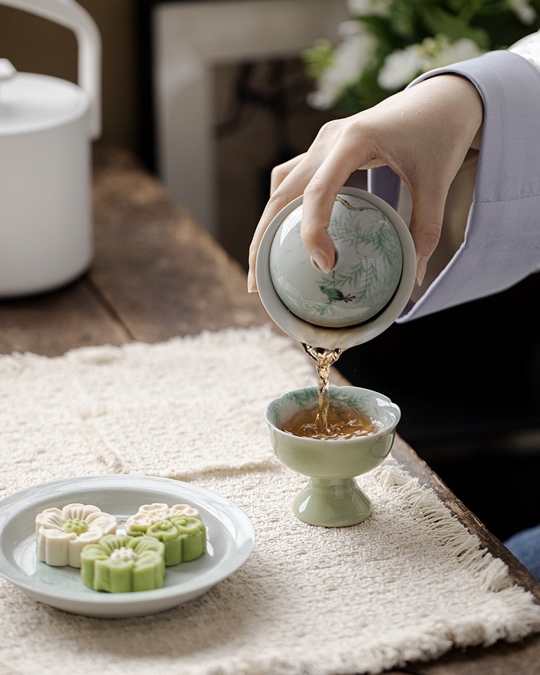 Spring Green Ceramic Willow and Swallow 100ml Gaiwan4 Spring Green Ceramic Willow and Swallow 100ml Gaiwan
