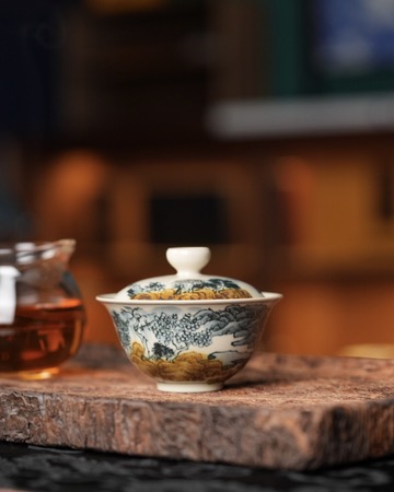 A11FE551-D0FC-4BCF-8CBC-699AFB49A7EB_4_5005_c Hand-painted Underglaze Golden Qinghua Ceramic Landscape 150ml Gaiwan