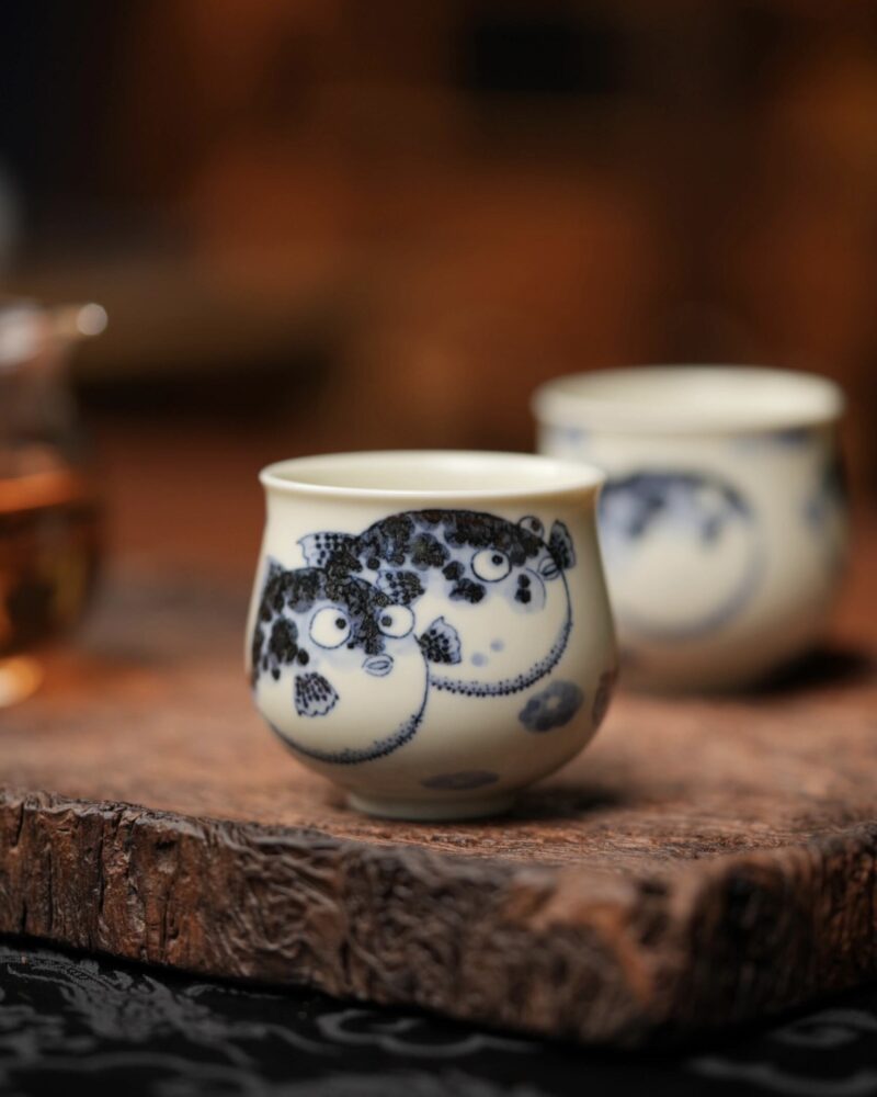 Hand-painted Qinghua Handmade Ceramic Pufferfish 90ml Host Tea Cup5 Hand-painted Qinghua Ceramic Pufferfish 90ml Host Cup