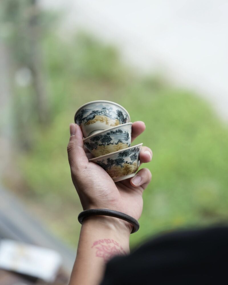 Hand-painted Underglaze Golden Qinghua Ceramic 30-40ml Guest Tea Cup