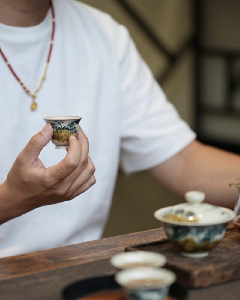 Hand-painted Underglaze Golden Qinghua Ceramic 30-40ml Guest Tea Cup