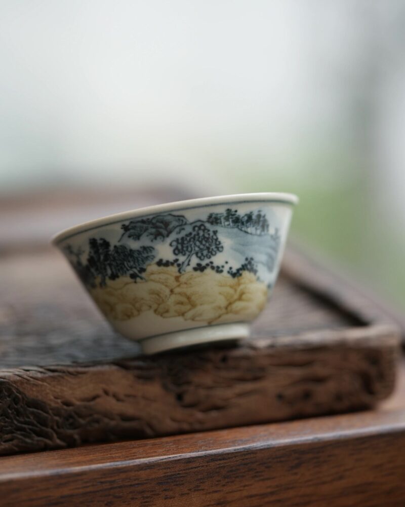 Hand-painted Underglaze Golden Qinghua Ceramic 30-40ml Guest Tea Cup