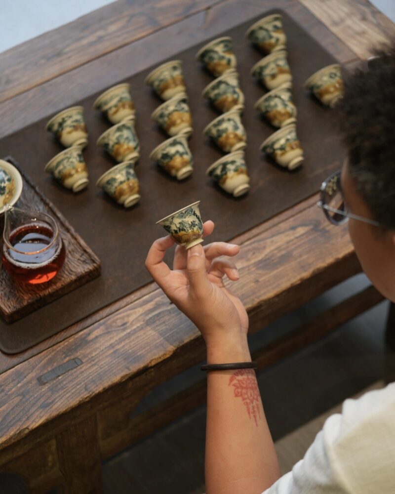 Hand-painted Underglaze Golden Qinghua Ceramic 30-40ml Guest Tea Cup