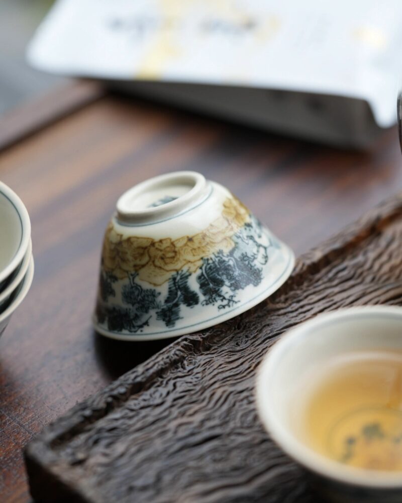 Hand-painted Underglaze Golden Qinghua Ceramic 30-40ml Guest Tea Cup