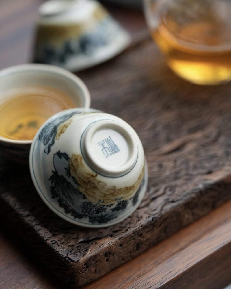 Hand-painted Underglaze Golden Qinghua Ceramic 30-40ml Guest Tea Cup