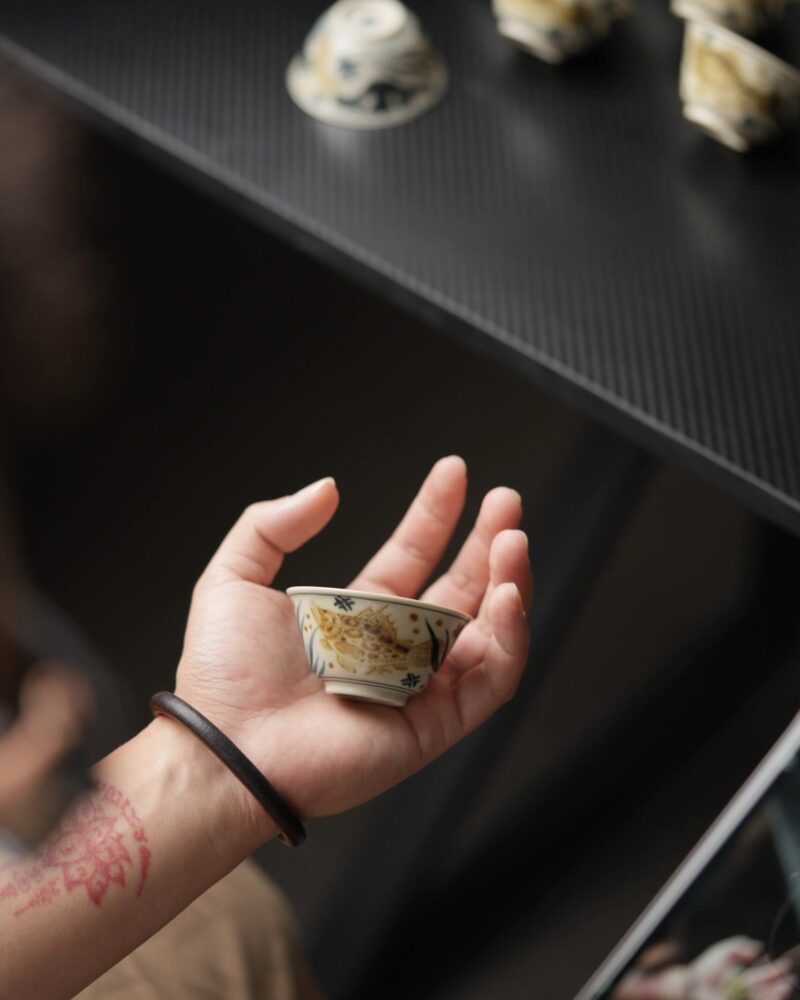 Hand-painted Underglaze Golden Qinghua Ceramic 30-40ml Guest Tea Cup