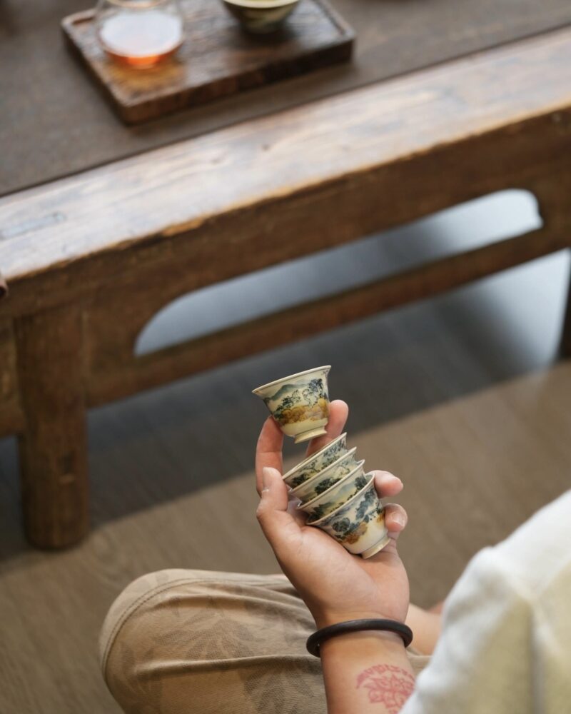 Hand-painted Underglaze Golden Qinghua Ceramic 30-40ml Guest Tea Cup