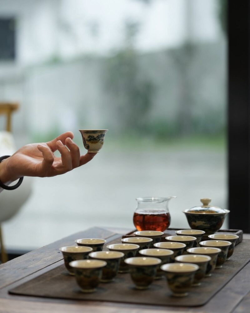 Hand-painted Underglaze Golden Qinghua Ceramic 30-40ml Guest Tea Cup