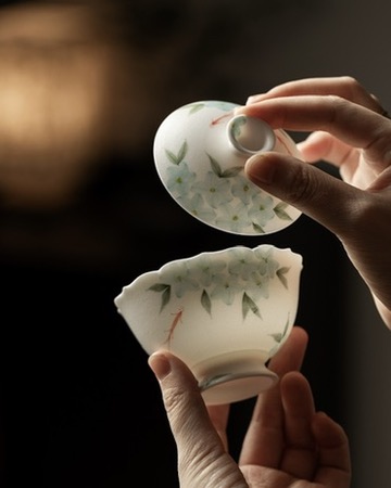 Hand-painted White Porcelain Flower & Swimming Fish 80ml Gaiwan6 Hand-painted White Porcelain Flower & Swimming Fish 130ml Gaiwan Series