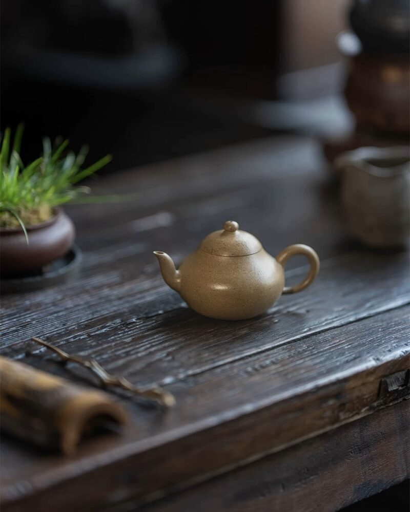Half Handmade Qing Duanni With Hong Ni Particles Pear Shape 150ml Yixing Teapot