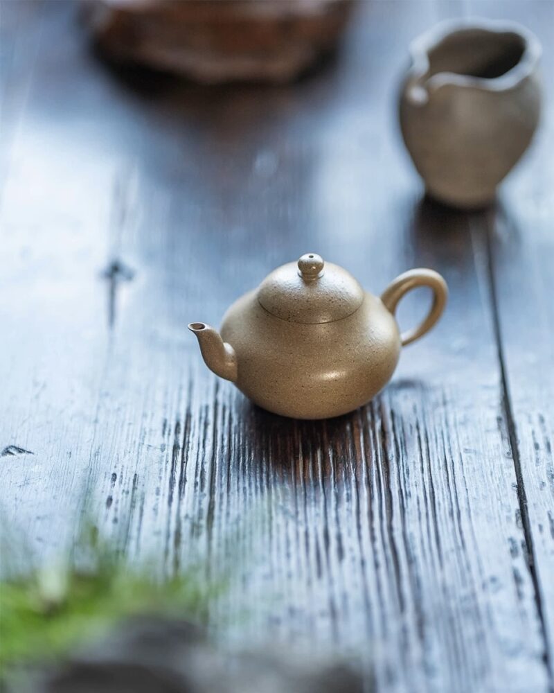 Half Handmade Qing Duanni With Hong Ni Particles Pear Shape 150ml Yixing Teapot