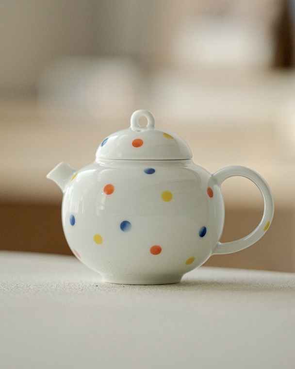 Hand-painted White Porcelain Polka Dot 160ml Chinese Teapot (2) Hand-painted White Porcelain Polka Dot 160ml Chinese Teapot