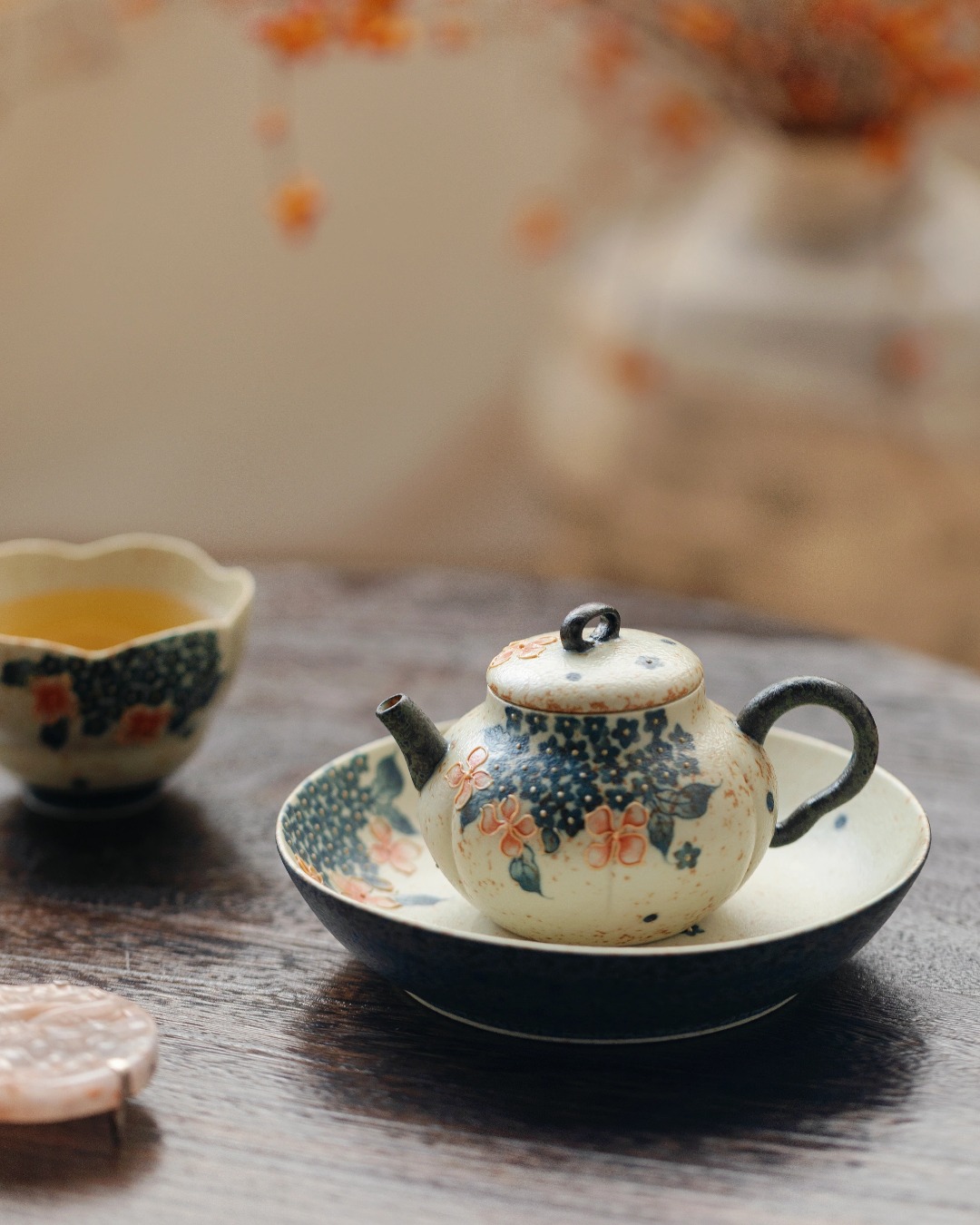 Handgefertigte, handbemalte Keramik-Teekanne im Vintage-Stil mit Hortensien- und Kürbismotiv, 110 ml – China Tea Spirit