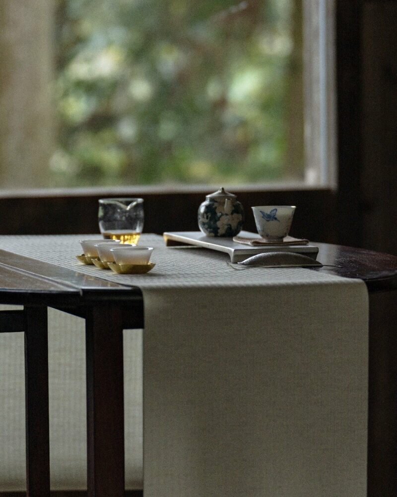 Hand-painted Japanese Style Qinghua Powder Glaze Ceramic Blue-and-white flying crane floral 120ml Chinese Teapot