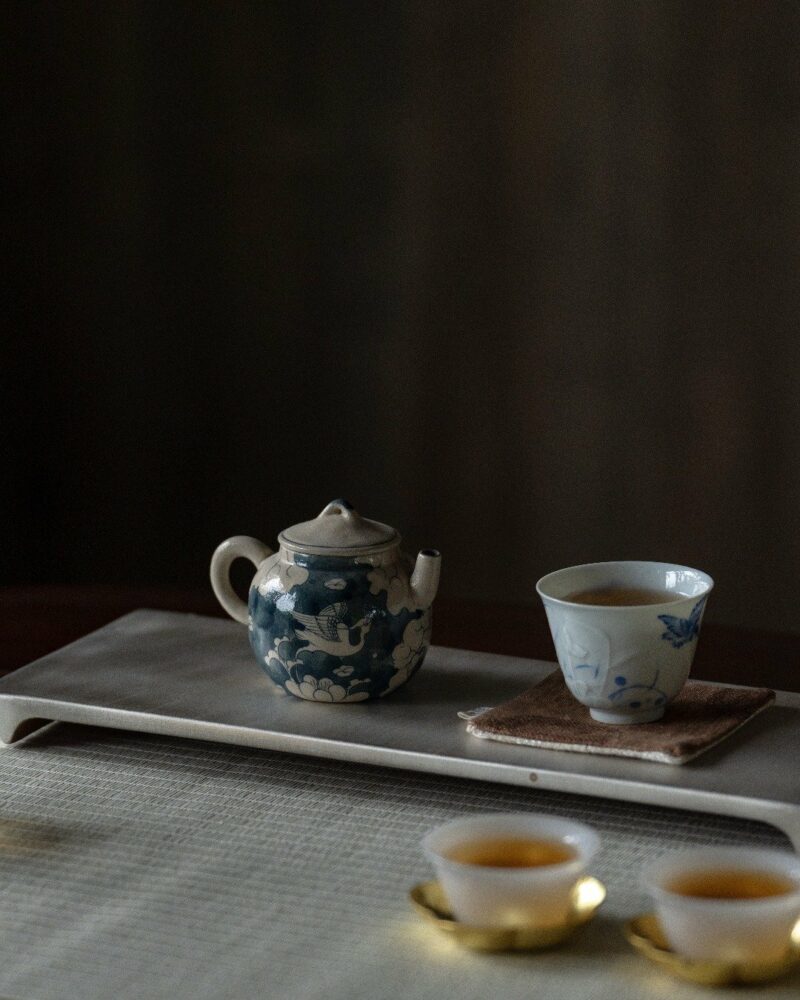 Hand-painted Japanese Style Qinghua Powder Glaze Ceramic Blue-and-white flying crane floral 120ml Chinese Teapot