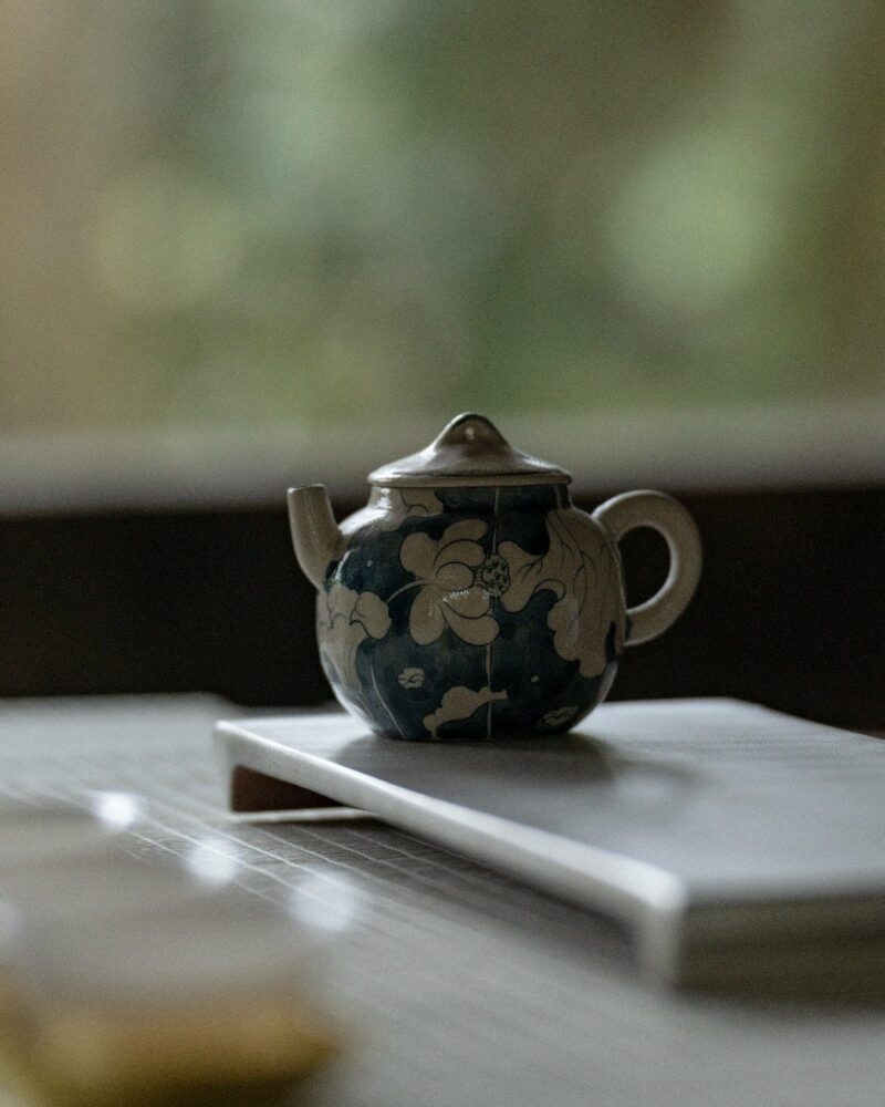 Hand-painted Japanese Style Qinghua Powder Glaze Ceramic Blue-and-white flying crane floral 120ml Chinese Teapot