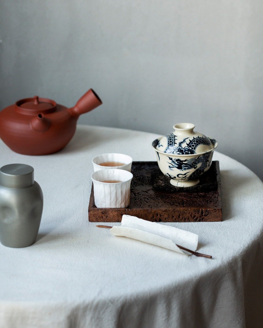 Handgefertigte, kunstvolle, minimalistische Teetasse aus Porzellan mit Felsenstruktur und gefalteter Form, 65 ml – China Tea Spirit