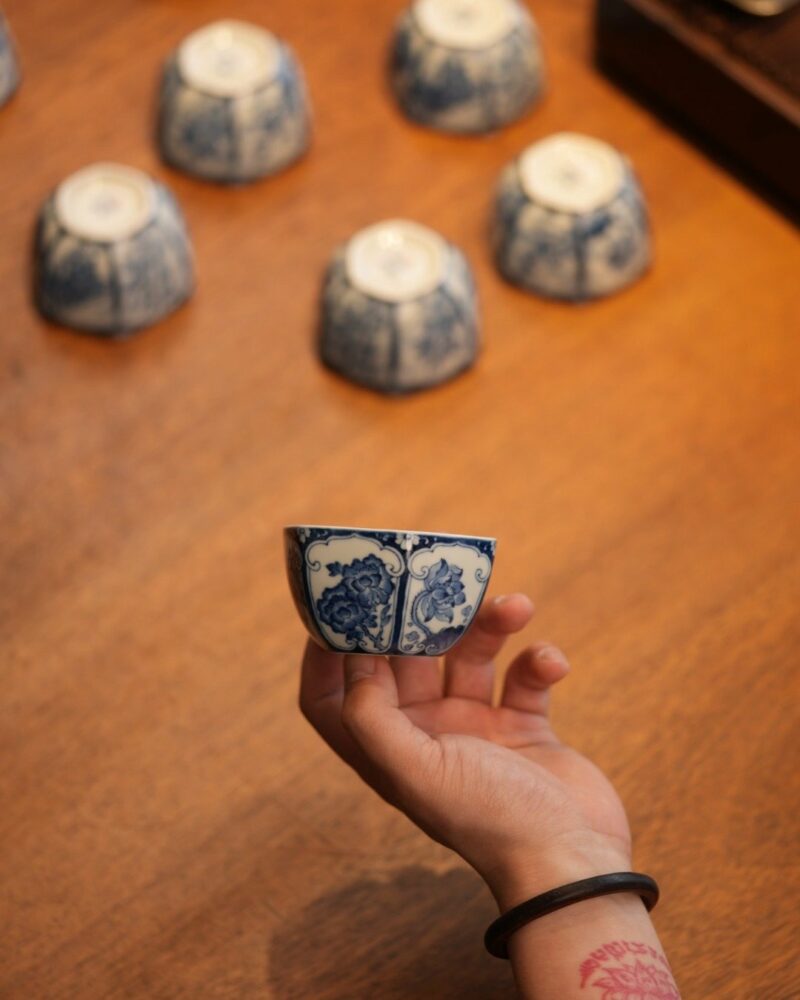 Handmade Hand-painted Qinghua Hexagonal Ceramic Blue-and-white floral window panels 120ml Host Cup