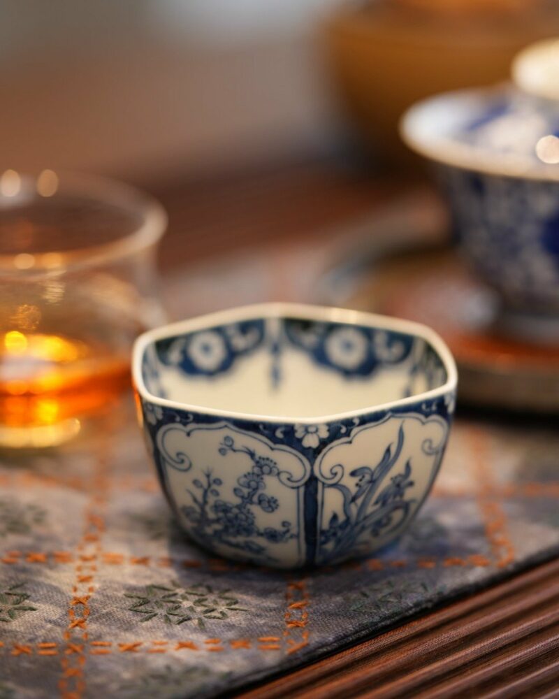 Handmade Hand-painted Qinghua Hexagonal Ceramic Blue-and-white floral window panels 120ml Host Cup