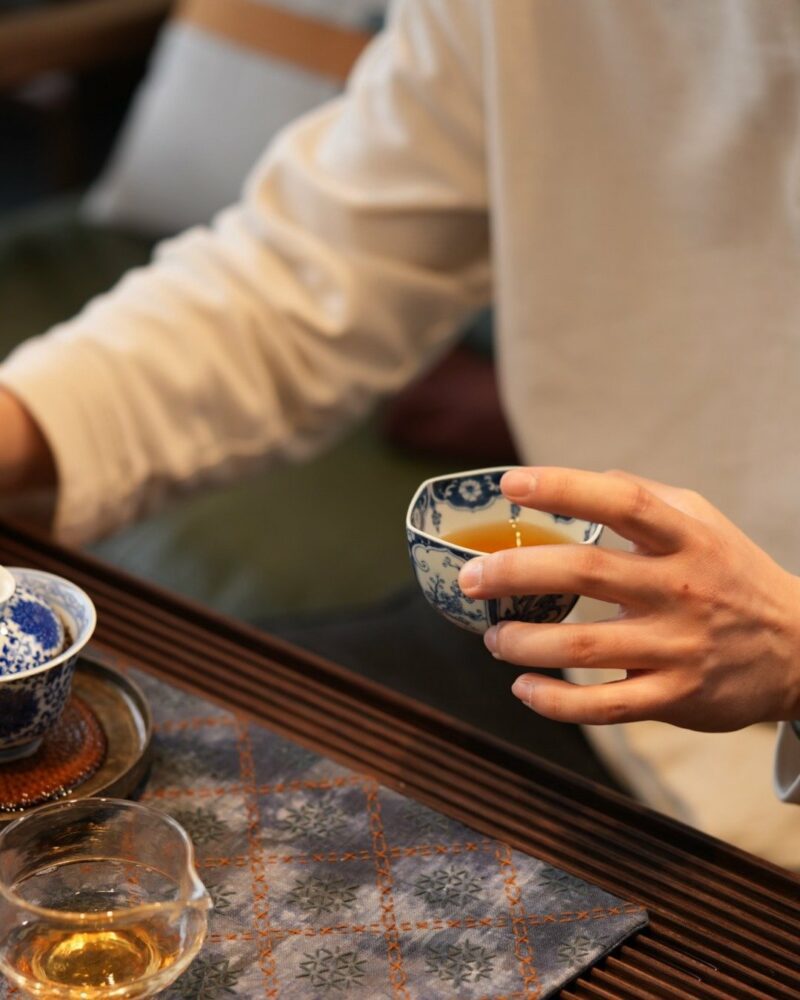 Handmade Hand-painted Qinghua Hexagonal Ceramic Blue-and-white floral window panels 120ml Host Cup