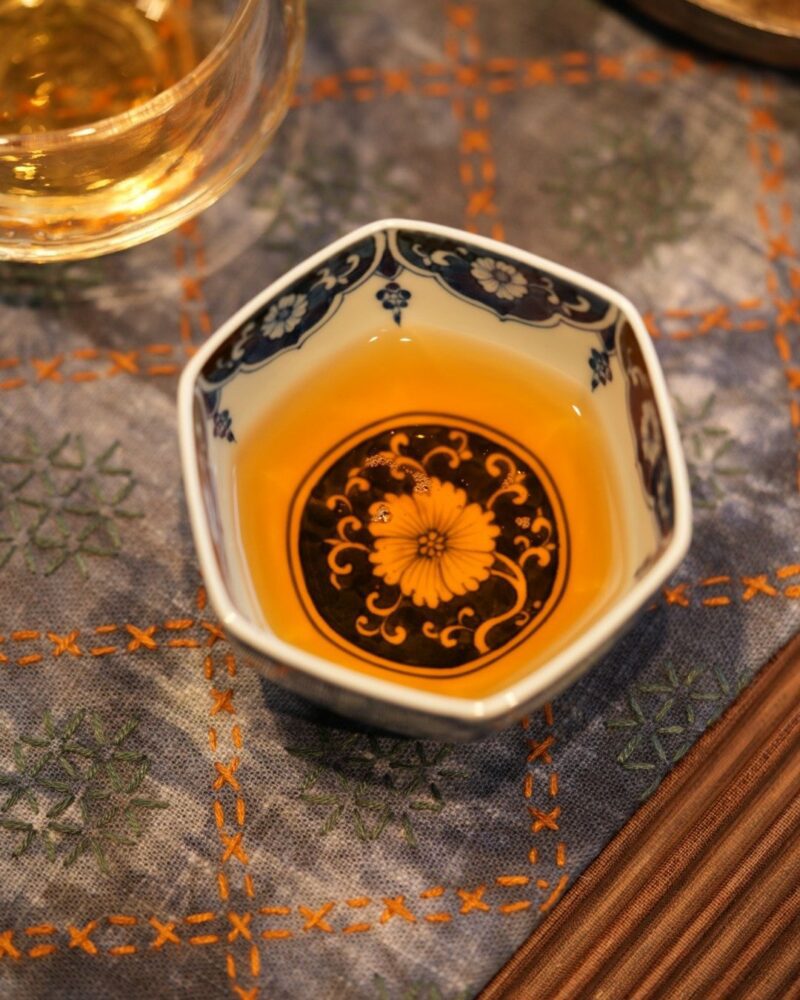 Handmade Hand-painted Qinghua Hexagonal Ceramic Blue-and-white floral window panels 120ml Host Cup