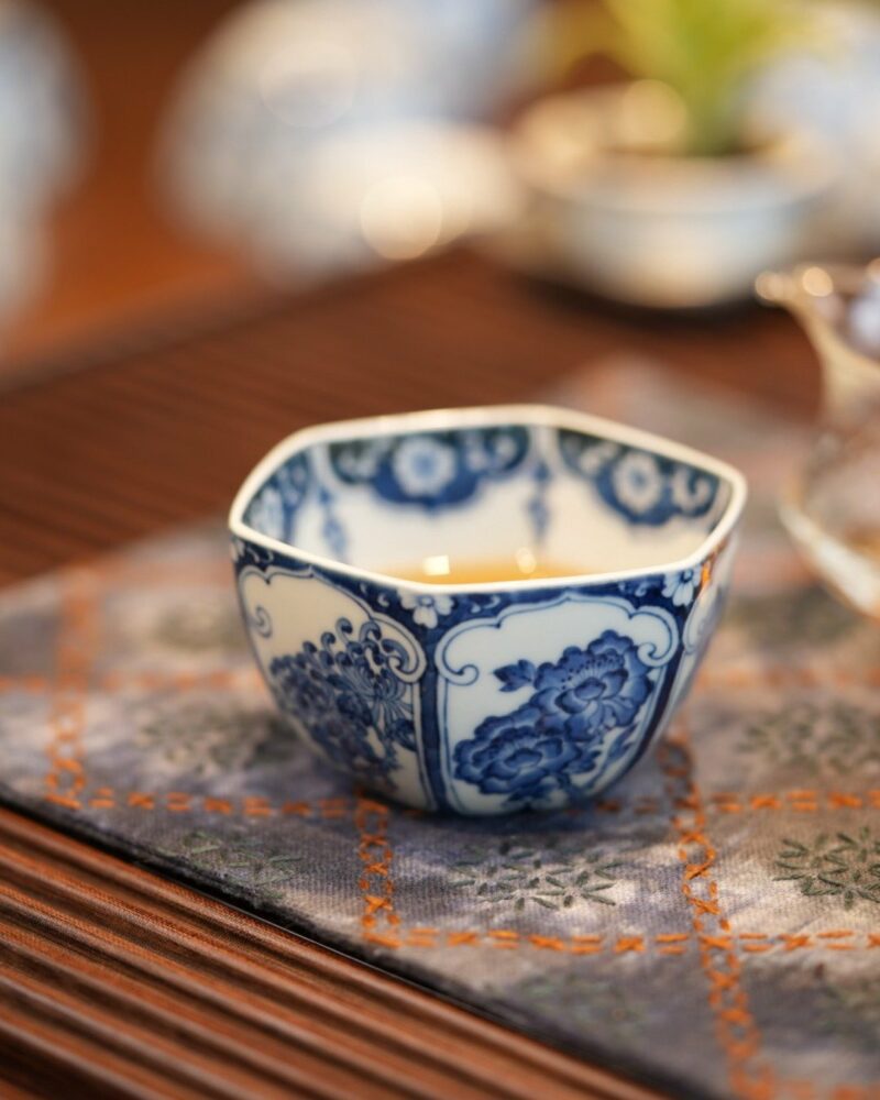 Handmade Hand-painted Qinghua Hexagonal Ceramic Blue-and-white floral window panels 120ml Host Cup