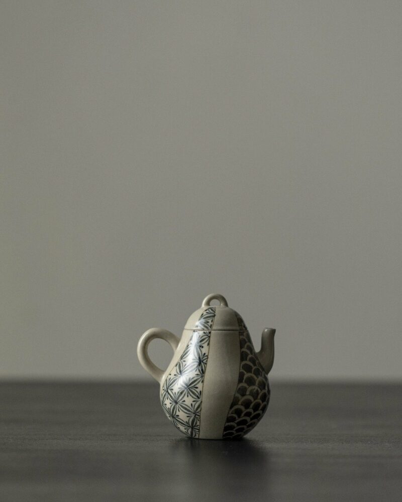 Handmade Vintage Style Japanese Style Ceramic Hand-Painted Pear Shape Chinese Teapot